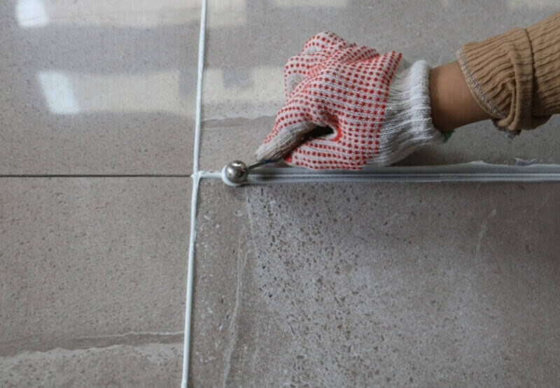Cách vệ sinh keo chít mạch sau khi thi công để giữ màu bền lâu